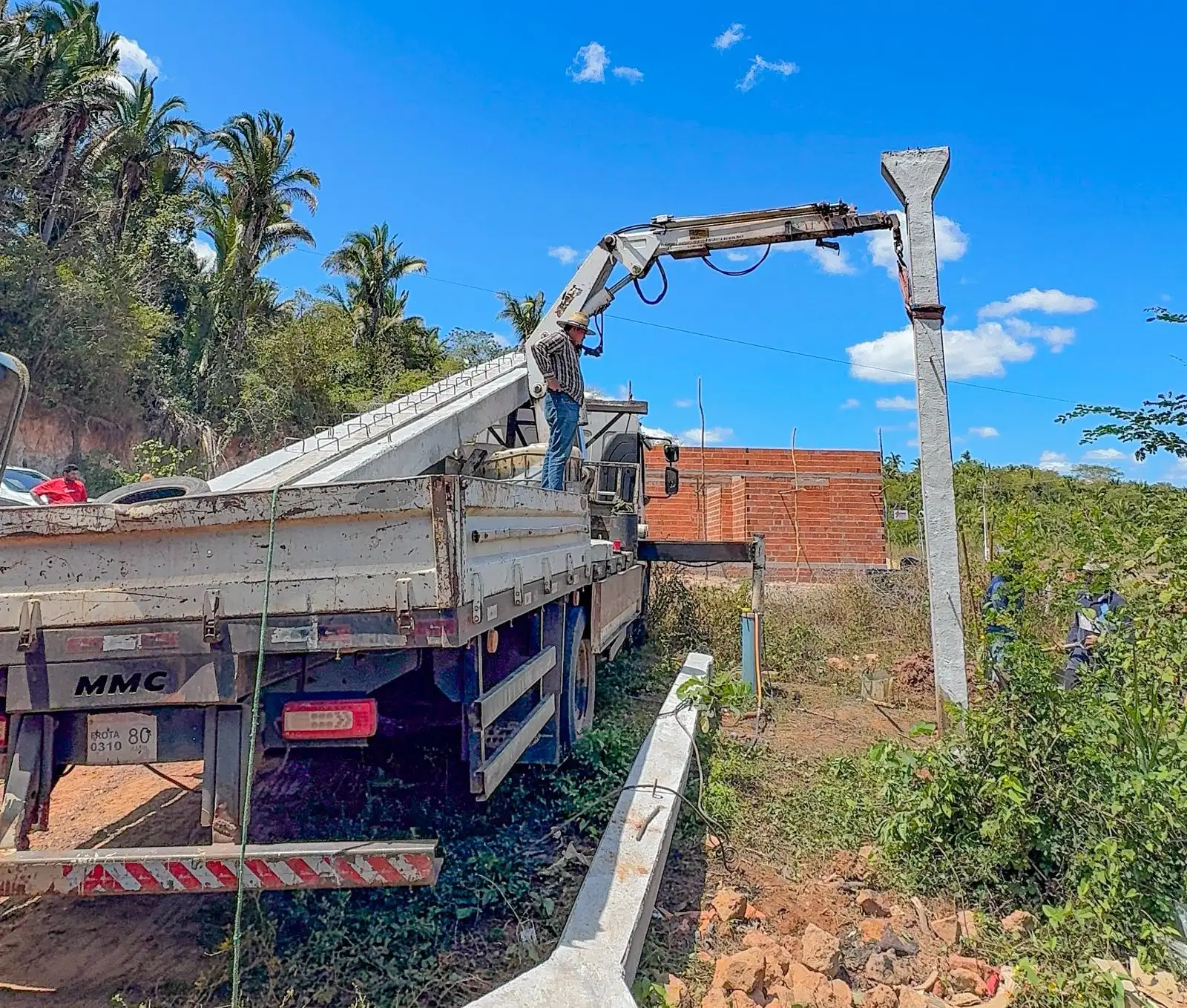 Foto 5 – PREFEITURA LEVA ABASTECIMENTO DE ÁGUA PARA FAMILIAS NO BAIRRO FORQUILHA