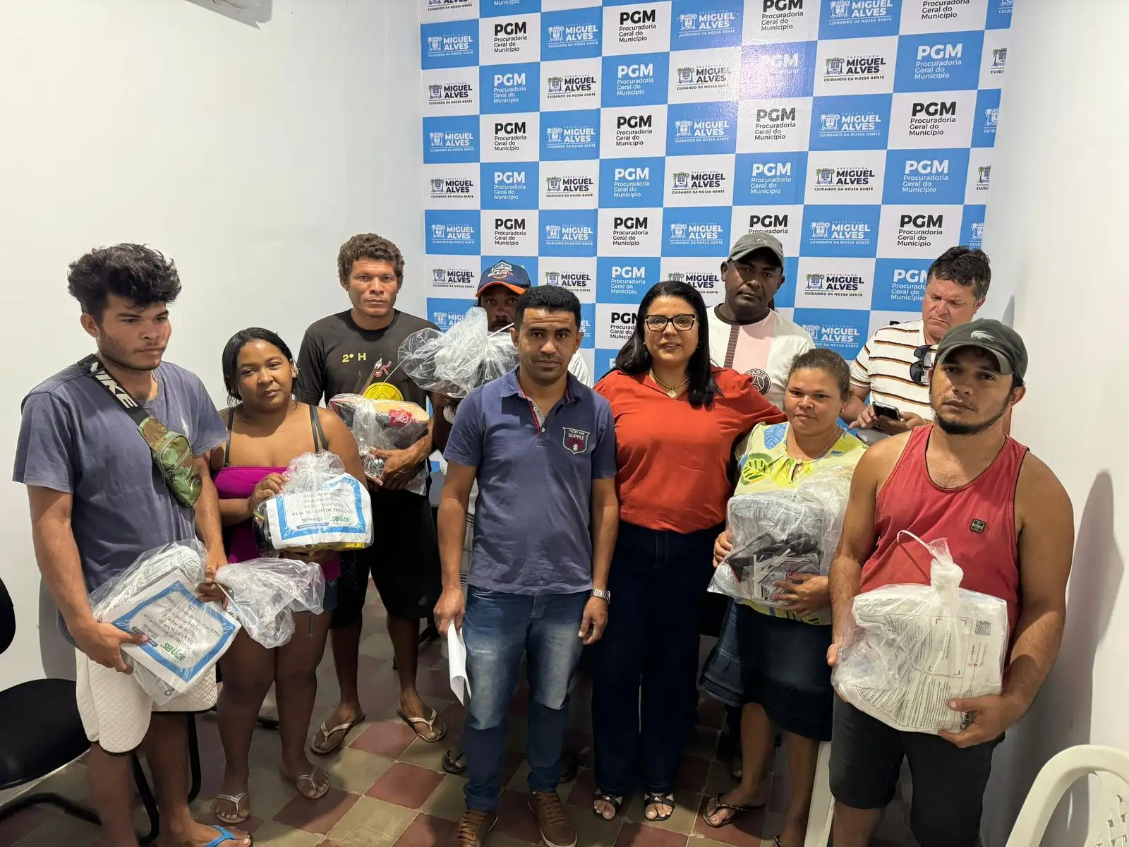 PREFEITURA DE MIGUEL ALVES REALIZA ENTREGA DE EPIs A CATADORES DE MATERIAIS RECICLÁVEIS